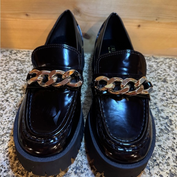 GUESS Black Patent Chain Loafer Platform Chunky Lug Sole Shoes 8.5M - Picture 2 of 8